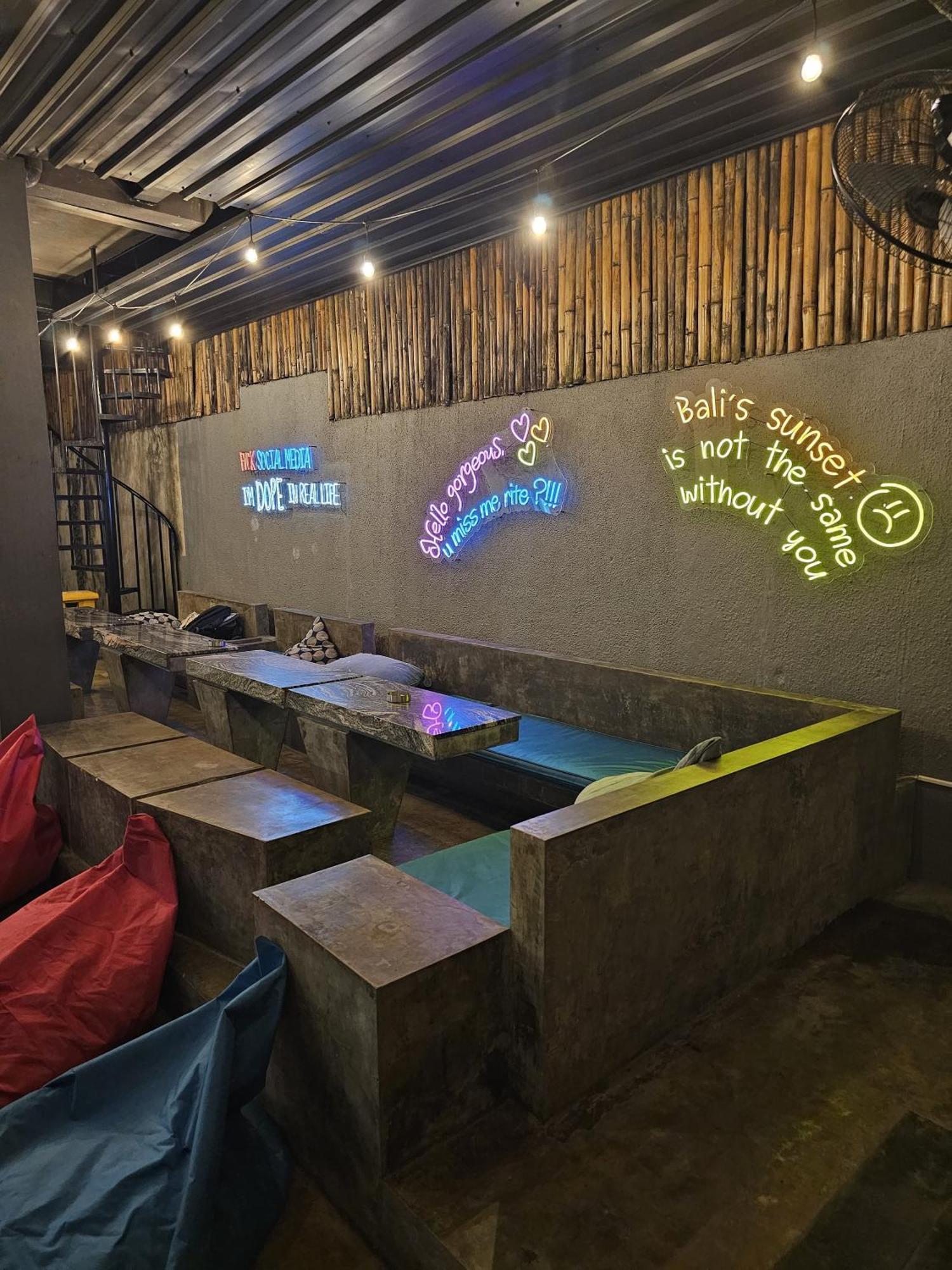 Stellar Capsules Hostel Σεμινιάκ Εξωτερικό φωτογραφία The interior of a restaurant in Bali