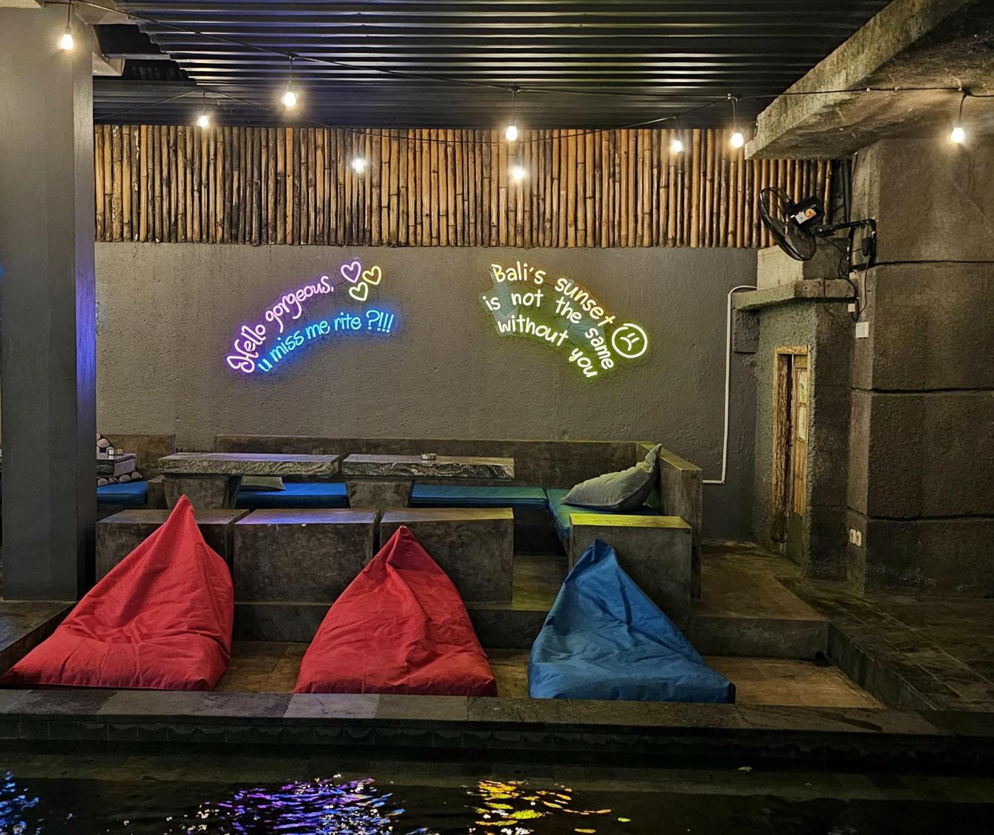 Stellar Capsules Hostel Σεμινιάκ Εξωτερικό φωτογραφία Bean bag chairs at a cafe in India