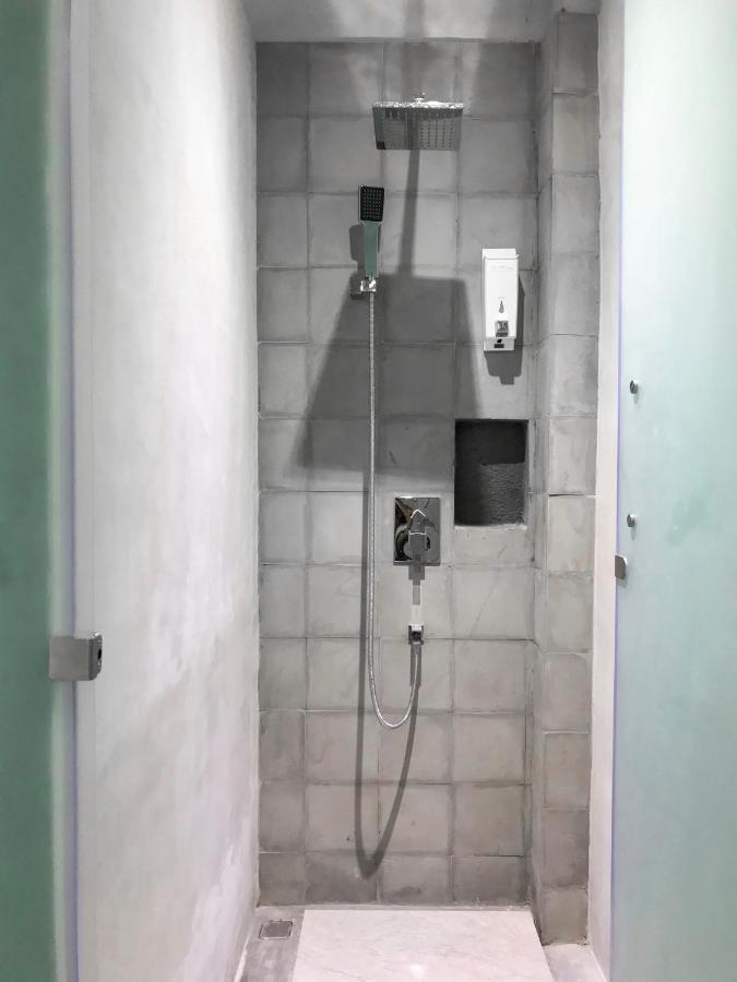 Stellar Capsules Hostel Σεμινιάκ Εξωτερικό φωτογραφία A shower