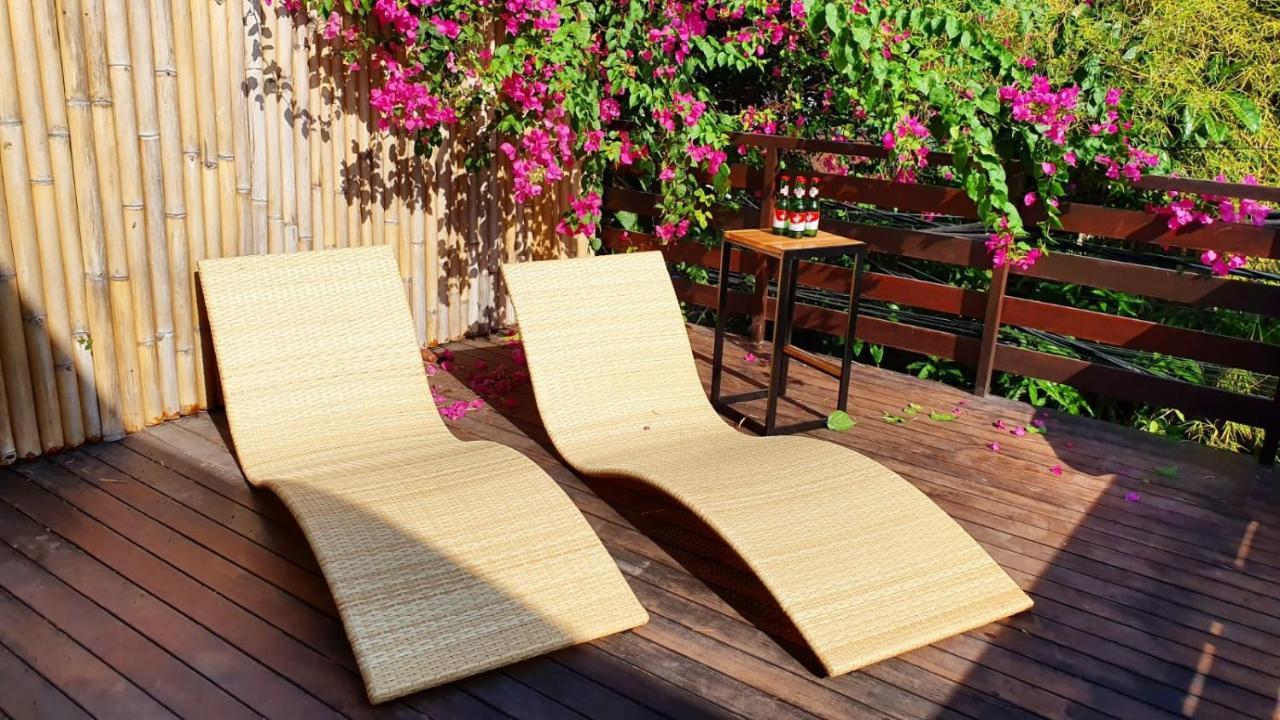 Stellar Capsules Hostel Σεμινιάκ Εξωτερικό φωτογραφία A pair of chaise longues