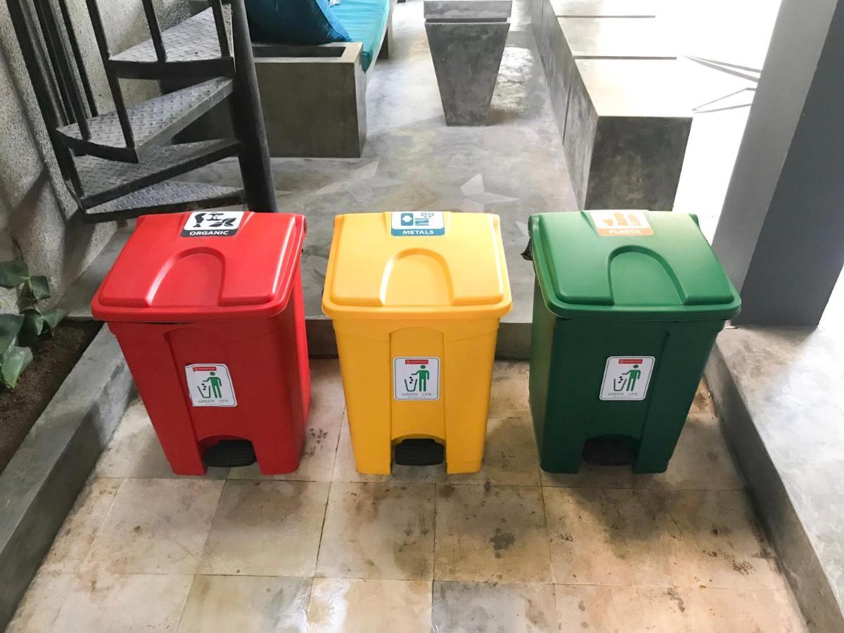 Stellar Capsules Hostel Σεμινιάκ Εξωτερικό φωτογραφία Waste bins for recycling in a university