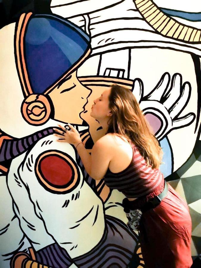 Stellar Capsules Hostel Σεμινιάκ Εξωτερικό φωτογραφία Artist working on a mural