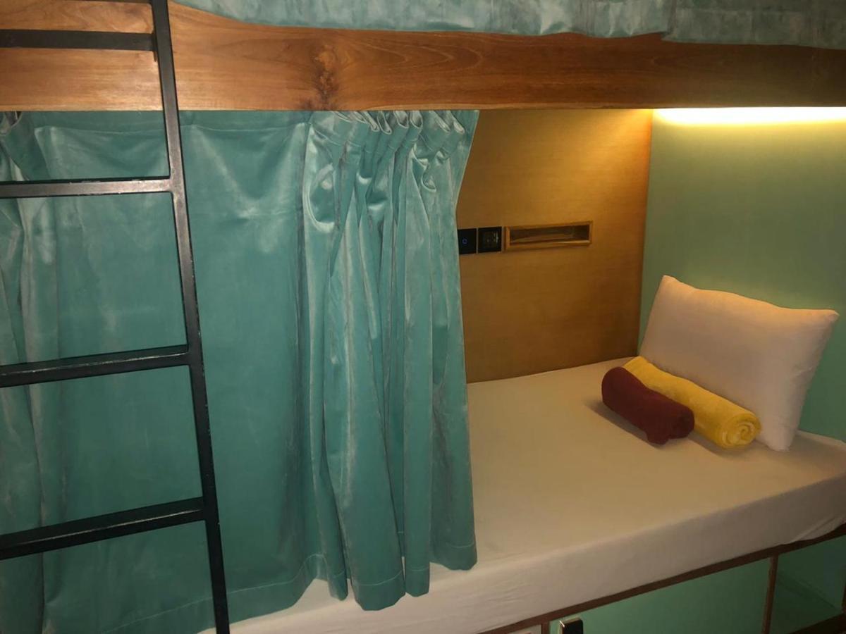 Stellar Capsules Hostel Σεμινιάκ Εξωτερικό φωτογραφία A bunk bed in a hostel