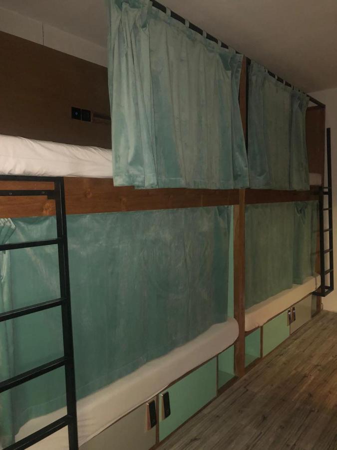 Stellar Capsules Hostel Σεμινιάκ Εξωτερικό φωτογραφία A bunk bed with curtains