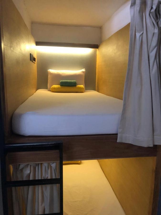 Stellar Capsules Hostel Σεμινιάκ Εξωτερικό φωτογραφία A capsule hotel room