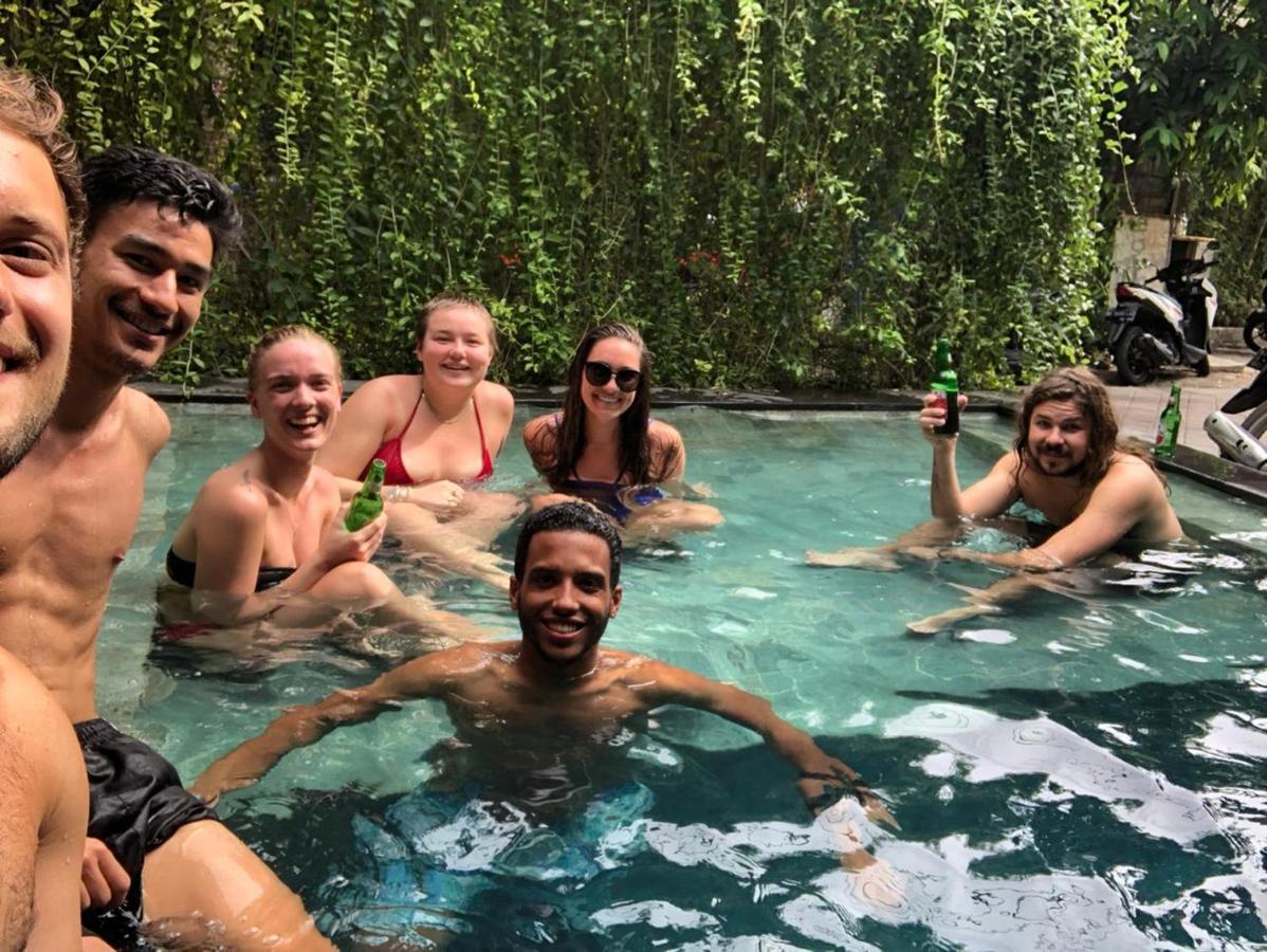 Stellar Capsules Hostel Σεμινιάκ Εξωτερικό φωτογραφία A group of tourists in Bali