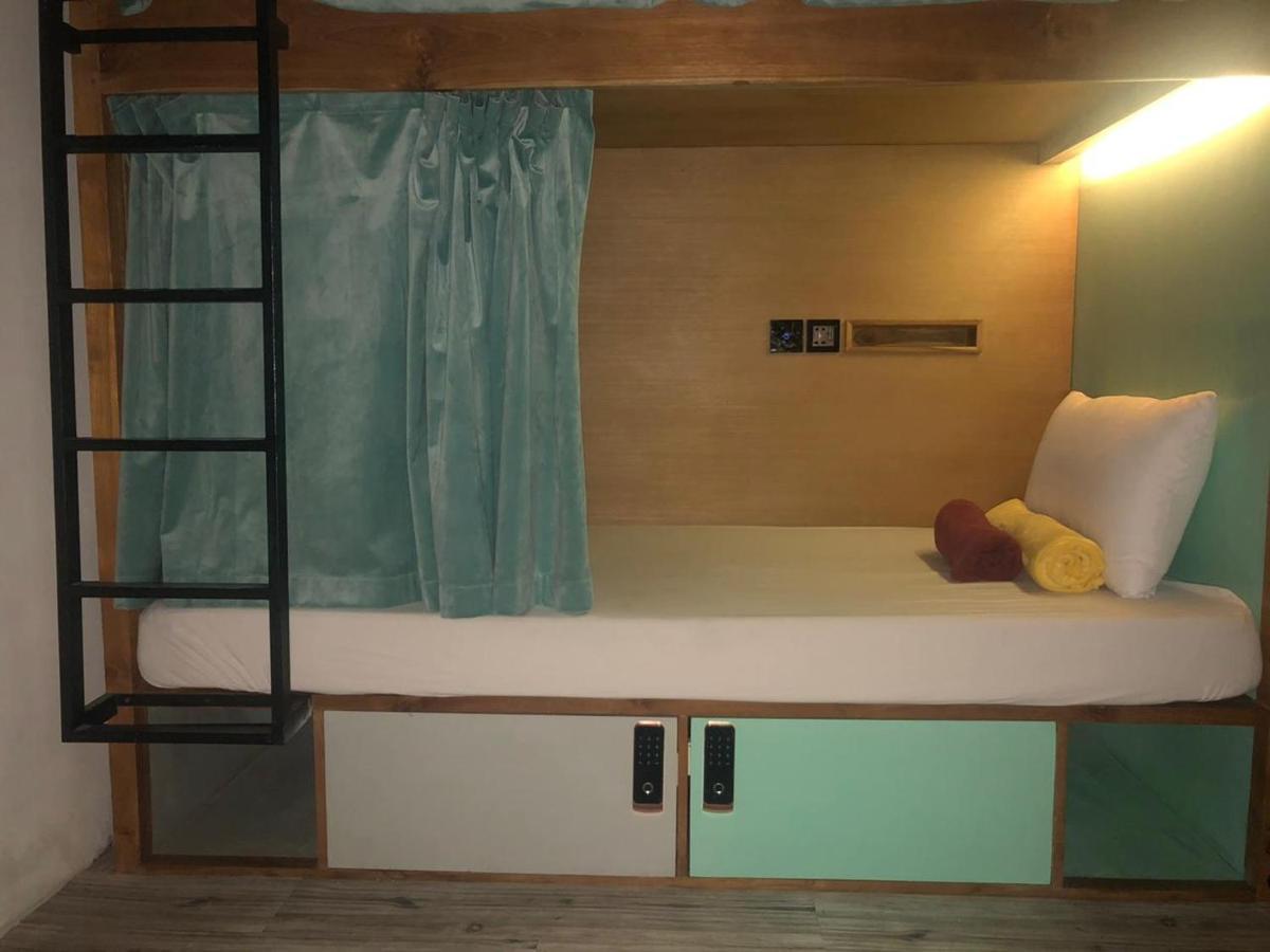 Stellar Capsules Hostel Σεμινιάκ Εξωτερικό φωτογραφία A bunk bed