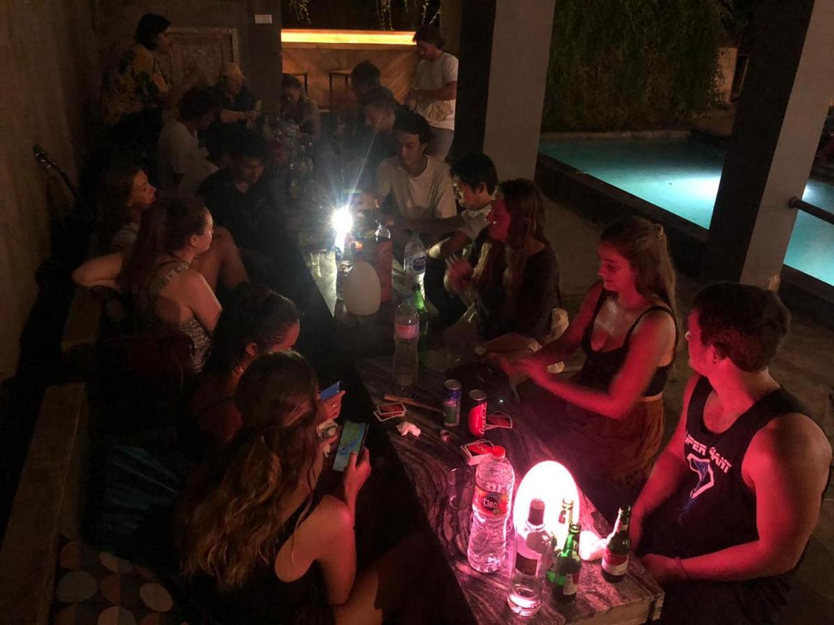 Stellar Capsules Hostel Σεμινιάκ Εξωτερικό φωτογραφία A party at the pool of the hostel
