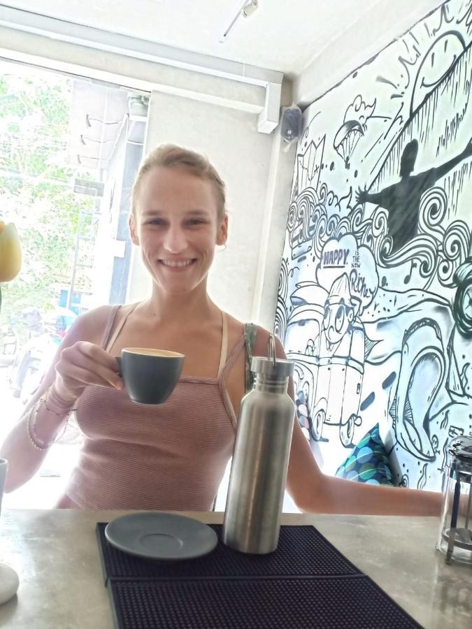 Stellar Capsules Hostel Σεμινιάκ Εξωτερικό φωτογραφία A woman drinking coffee