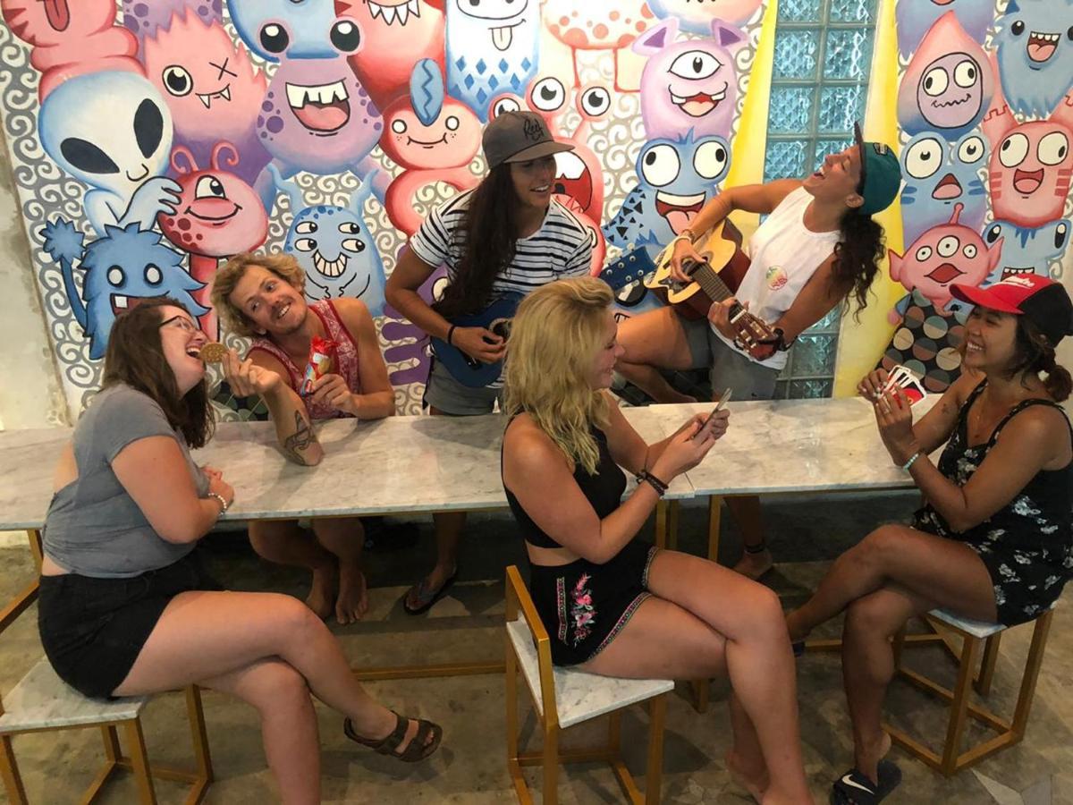 Stellar Capsules Hostel Σεμινιάκ Εξωτερικό φωτογραφία The cast of the podcast in 2019