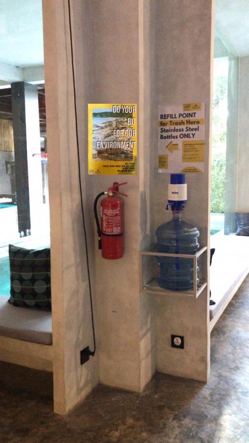 Stellar Capsules Hostel Σεμινιάκ Εξωτερικό φωτογραφία A fire extinguisher in a public place