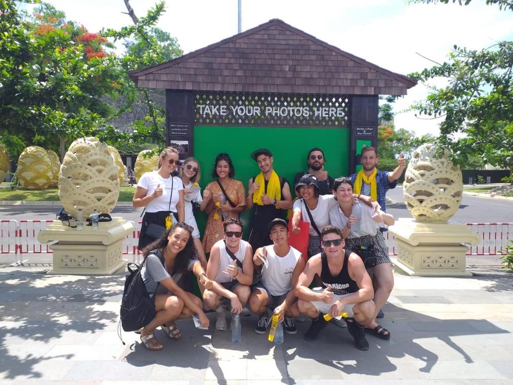 Stellar Capsules Hostel Σεμινιάκ Εξωτερικό φωτογραφία Foreign tourists in Bali