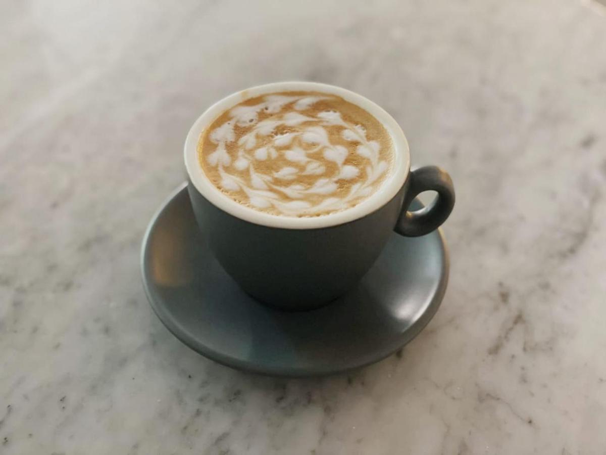 Stellar Capsules Hostel Σεμινιάκ Εξωτερικό φωτογραφία A cup of cappuccino