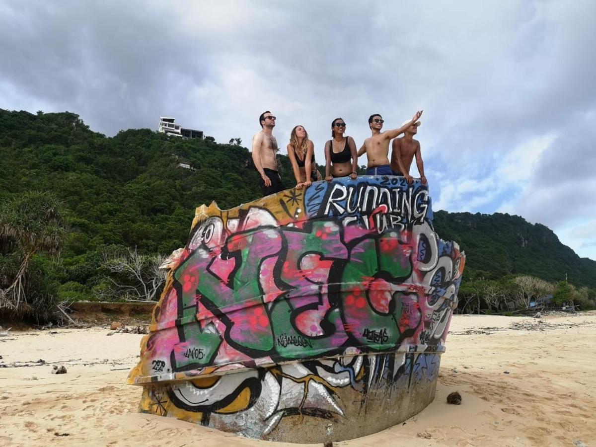 Stellar Capsules Hostel Σεμινιάκ Εξωτερικό φωτογραφία The Rock at the beach