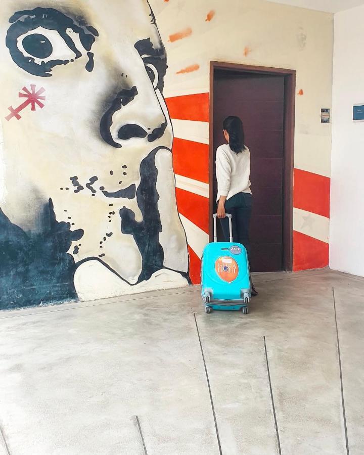 Stellar Capsules Hostel Σεμινιάκ Εξωτερικό φωτογραφία A woman with a suitcase