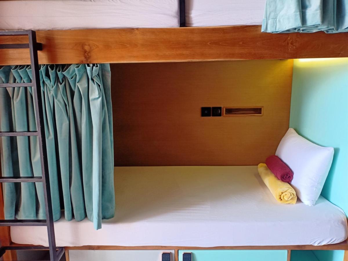 Stellar Capsules Hostel Σεμινιάκ Εξωτερικό φωτογραφία A bunk bed