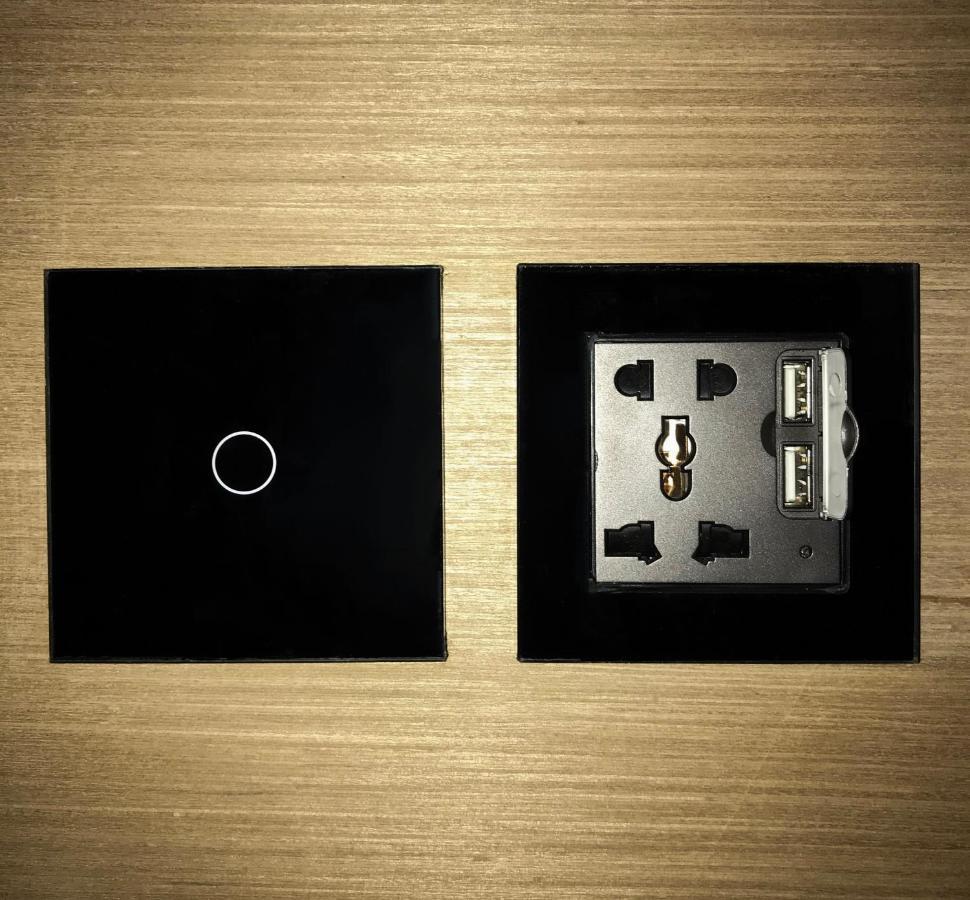 Stellar Capsules Hostel Σεμινιάκ Εξωτερικό φωτογραφία A wall-mounted USB charger